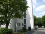 Hausansicht - Aukamm: Renovierte Wohnung mit Balkon – Blick ins Grüne – SP möglich