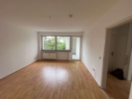 Wohnzimmer - Aukamm: Renovierte Wohnung mit Balkon – Blick ins Grüne – SP möglich