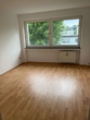 Schlafzimmer - Aukamm: Renovierte Wohnung mit Balkon – Blick ins Grüne – SP möglich