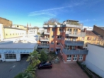 Ausblick in den Hof - Tolle Altbauetage mit riesigem Balkon! – seitlich Adolfsallee – mit Stellplätzen!