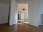 Raum 4 Blick in 3 - Tolle Altbauetage mit riesigem Balkon! – seitlich Adolfsallee – mit Stellplätzen!