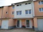 Eingang im Hof - Taunusstein, solide 2 Zimmer, Küche, Bad, Balkon – grüne ruhige Lage