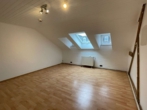Wohnzimmer - Taunusstraße – Dachgeschoss – 2 ZKB – gemütliche Wohnung für Singles und Paare