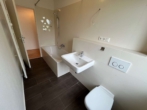 Badezimmer - Bierstadt: Geräumige, helle 3-Zimmer-Wohnung, tolle Hausgemeinschaft!