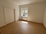 Zimmer 3 (zur Straße) - Wi-Biebrich: Großzügige, helle 3 Zimmer – Erdgeschoss – Gartennutzung