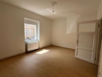 Zimmer 2 (zur Straße) - Wi-Biebrich: Großzügige, helle 3 Zimmer – Erdgeschoss – Gartennutzung